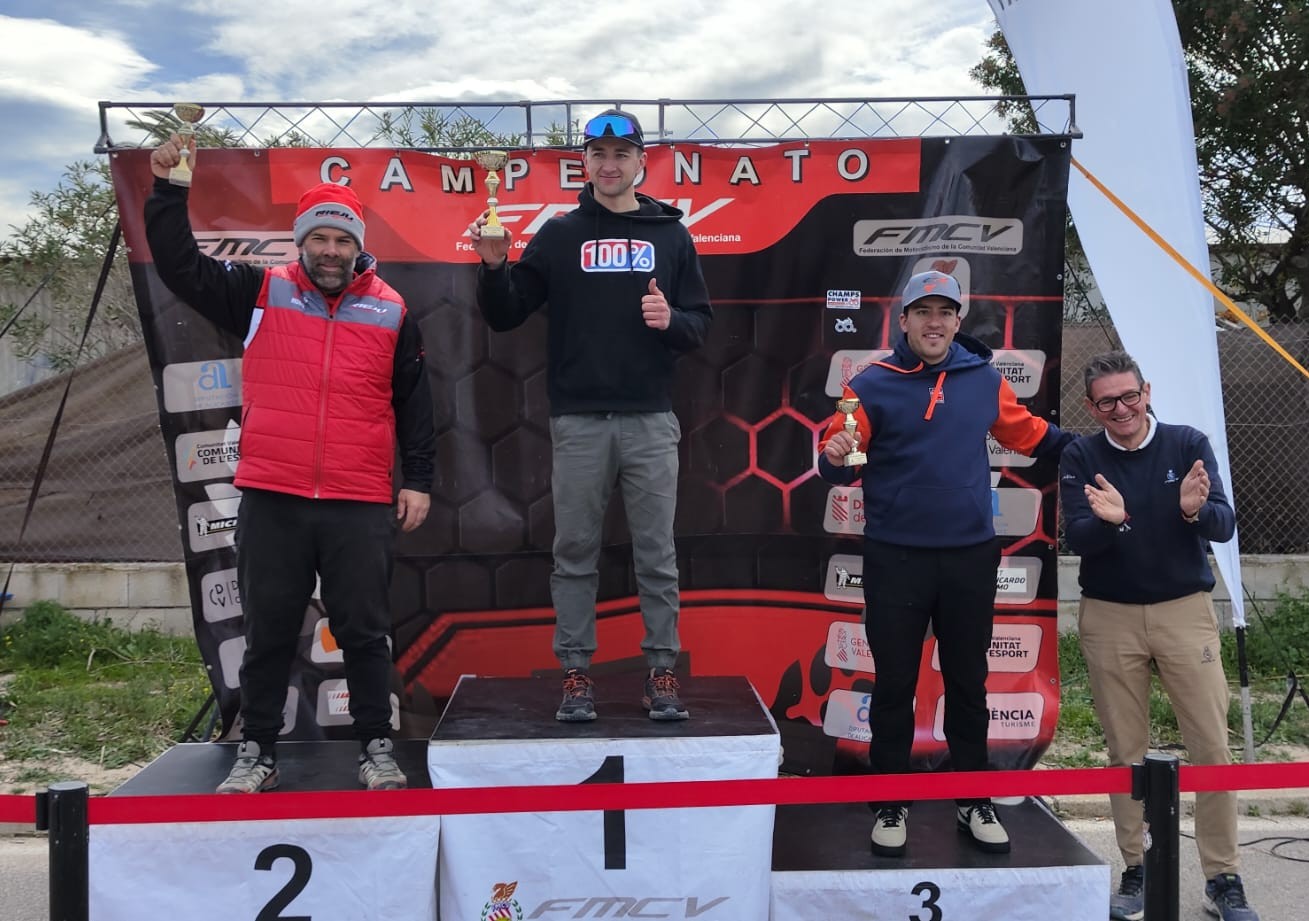 El Alicante TT-E sale adelante a pesar del viento para el disfrute de los pilotos